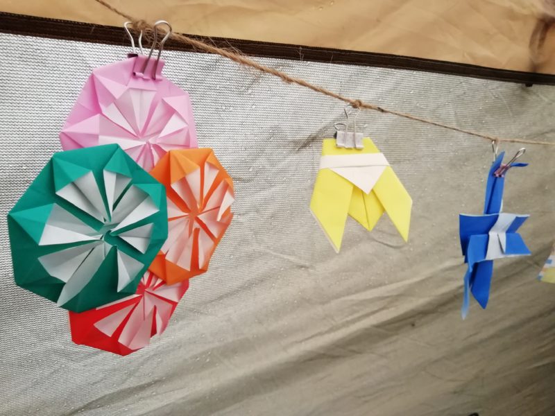 キャンプで手作りガーランド 子供と一緒に折り紙でテントを飾ろう ニガテなキャンプに 行ってみた